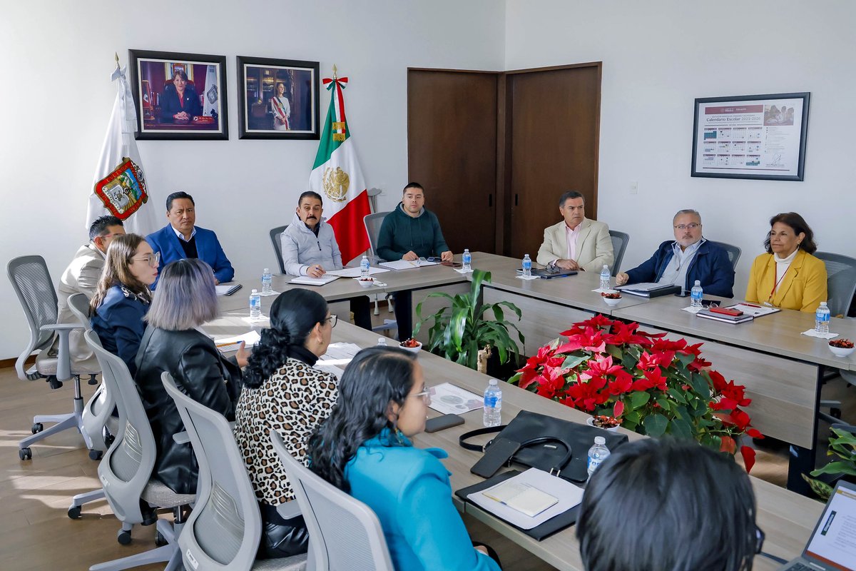 SeducEdoMex's tweet photo. ✨¡El futuro de nuestras aulas se construye hoy! 📚

✏️ Nuestro Srio. Miguel Ángel Hernández Espejel se reunió con la estructura del @isceem_oficial para revisar proyectos de todos los niveles educativos para continuar la transformación en la educación.⭐️

#ElPoderDeLaEducación https://t.co/pnUXd55Yuo