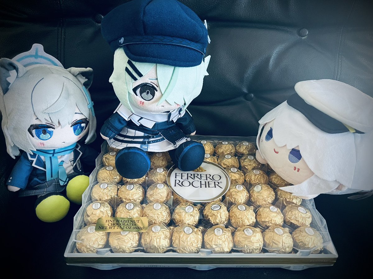 Her friends saw Hiyori looking at some chocolates in one of her favorite magazines, so they bought them for her! Everyone will share in the birthday bounty! 🎉

お菓子は友達と分け合って食べると、いつもより美味しく感じる 💝

#BlueArchive 
#ブルアカ