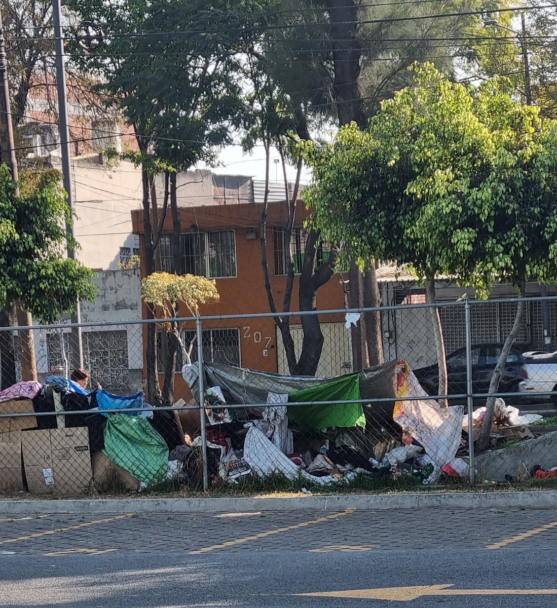 chiomonay's tweet photo. @UCS_GCDMX @evelyn_parraA @A_VCarranza ya hay personas en situación de calle en av cabal del norte afuera de aurrera etzatlan. Igual en el nuevo parque de Nicolas bravo en el  camellón. Defectan y demás cosas en la calle. Ojalá los puedan quitar pronto https://t.co/u86xPYUkZB