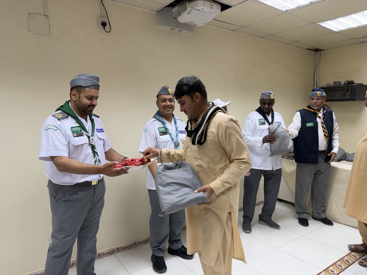 قام #مكتب_رواد_كشافة_الأفلاج بتوزيع كسوة الشتاء على منسوبي #بلدية_الأفلاج من العمال، ضمن مبادراته المجتمعية الهادفة، وذلك بالتعاون مع #جمعية_بهاء التي قدّمت تعريفًا برسالتها وخدماتها الصحية والعلاجية لدعم الراغبين في الإقلاع عن التدخين.
شكرًا لبلدية الأفلاج على هذا التعاون المثمر