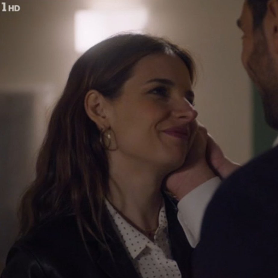comunque federica è sempre più bella ragazzi io sono proprio innamorata di lei, che bello poterla ammirare di nuovo ogni giovedì 
#DonMatteo15