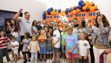 Hey <a href="/Broncos/">Denver Broncos</a> Country—only two days of voting left!! 💪 

I’m honored to be in the running to be a finalist for the NFLPA Community MVP Award. It would mean so much for my foundation to win this award for our community.   

Vote here: 
survey.alchemer.com/s3/8641106/Vot… 

Repost to help