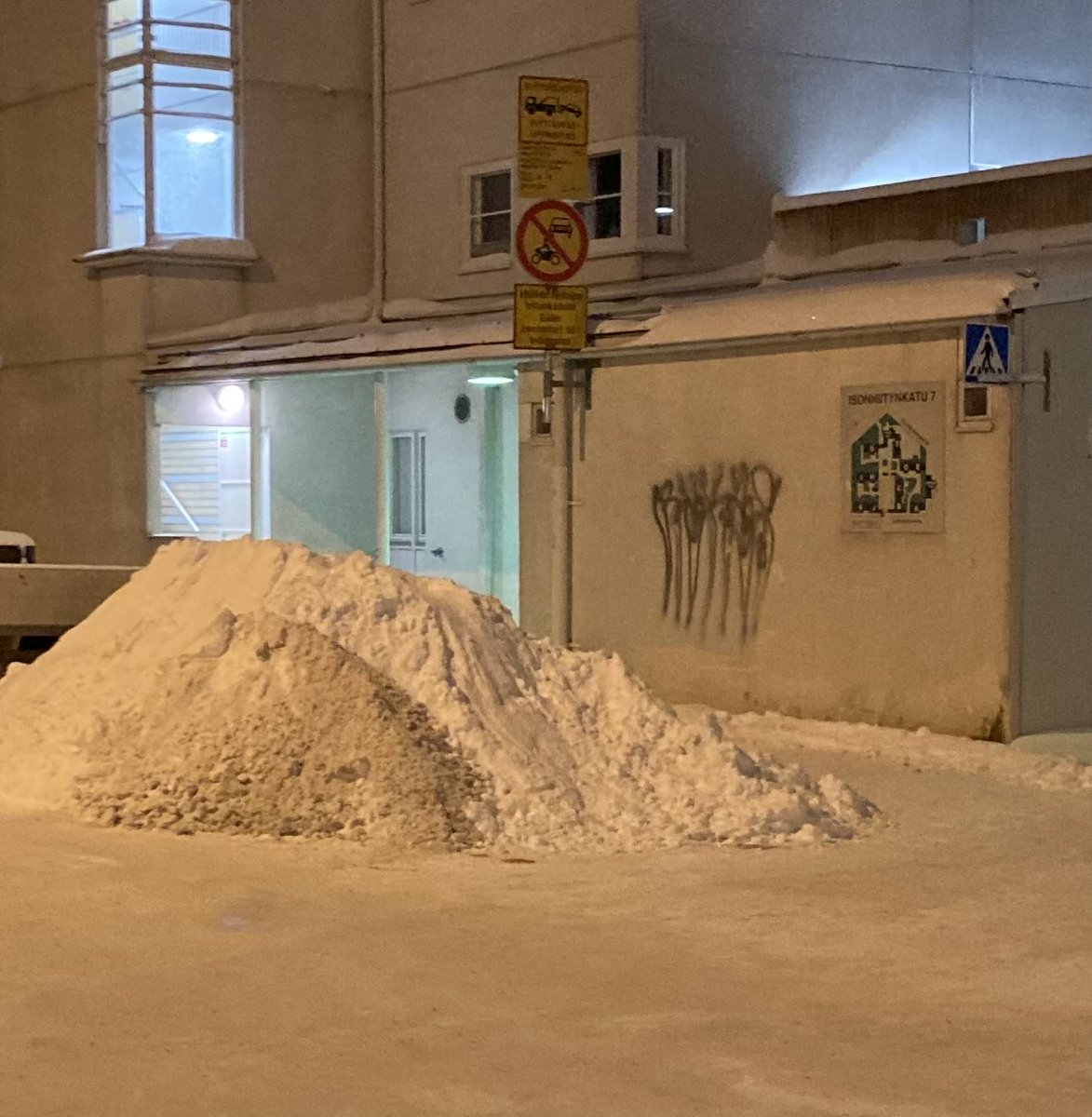 Ei ole toive mennyt perille eikä palautteilla mitään vaikutusta. Olisiko aika tehdä asialle jotain, <a href="/HelsinkiKymp/">Kaupunkiympäristö</a>? 
<a href="/PoliisiHelsinki/">Helsingin poliisilaitos</a>