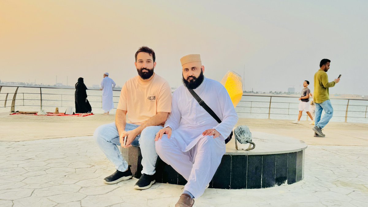 اسامہ رشید بن مولانا رشید احمد بٹگرامی رحمۃ اللہ علیہ
جدہ (سعودی عرب) میں بزنس کرتے ہیں اور ہمارے دورۂ حدیث کے کلاس فیلو ہیں، نہایت ہی اچھے، مخلص اور خوش اخلاق انسان ہیں۔
عمرہ کی حاضری کے دوران ان کی طرف سے دعوت ملی، جس پر ہم جدہ گئے۔
وہاں انہوں نے نہایت محبت اور خلوص کے ساتھ