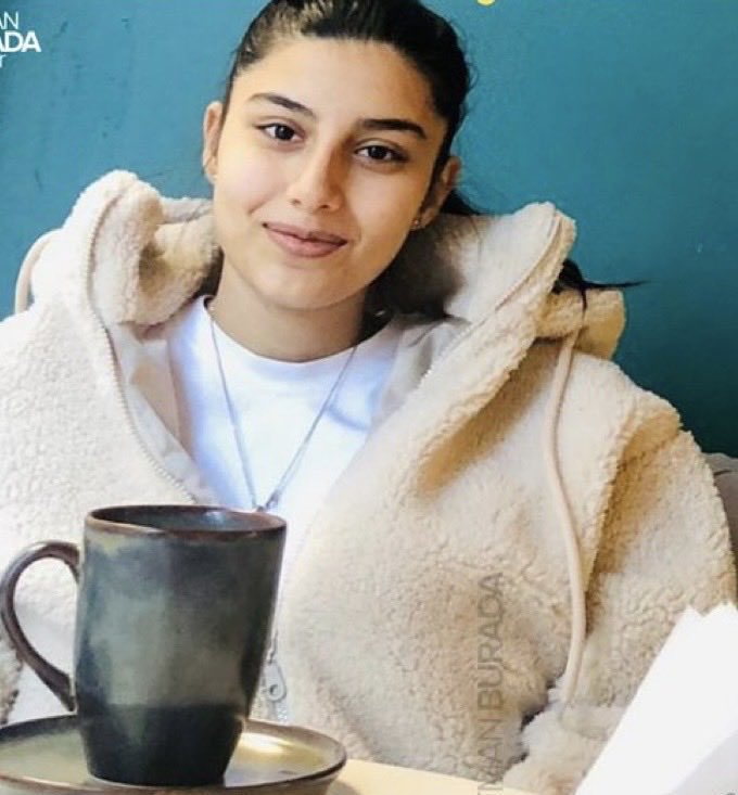 Çok acil paylaşıyoruz.

KAYIP ÇOCUK DUYURUSU ❗️❗️❗️🙏

16 yaşındaki Melek Ayhan 6 gün önce Mardin’de kayboldu.

Arkadaşlar fotoğrafa dikkatli bakabilir misiniz?

Görenler 112 acil durum hattını arasınlar lütfen.