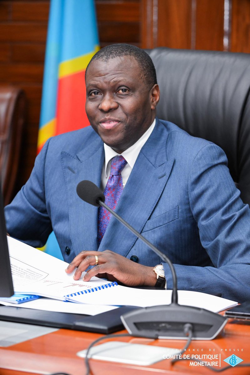 BCC_RDC's tweet photo. Réuni ce jeudi 08 janvier 2026 pour sa première session ordinaire de l’année, le Comité de Politique Monétaire (CPM) de la Banque Centrale du Congo (BCC) présidé par son Gouverneur, M. André WAMESO, a décidé de poursuivre l’assouplissement de sa politique monétaire, confirmant ainsi la solidité du cadre macroéconomique national et la confiance retrouvée dans les fondamentaux de l’économie congolaise.

Après une première réduction significative du taux directeur de 25 % à 17,5 % en octobre 2025, la BCC franchit une nouvelle étape en le ramenant à 15,0 %, traduisant une orientation claire et cohérente vers un financement plus favorable de l’économie réelle.