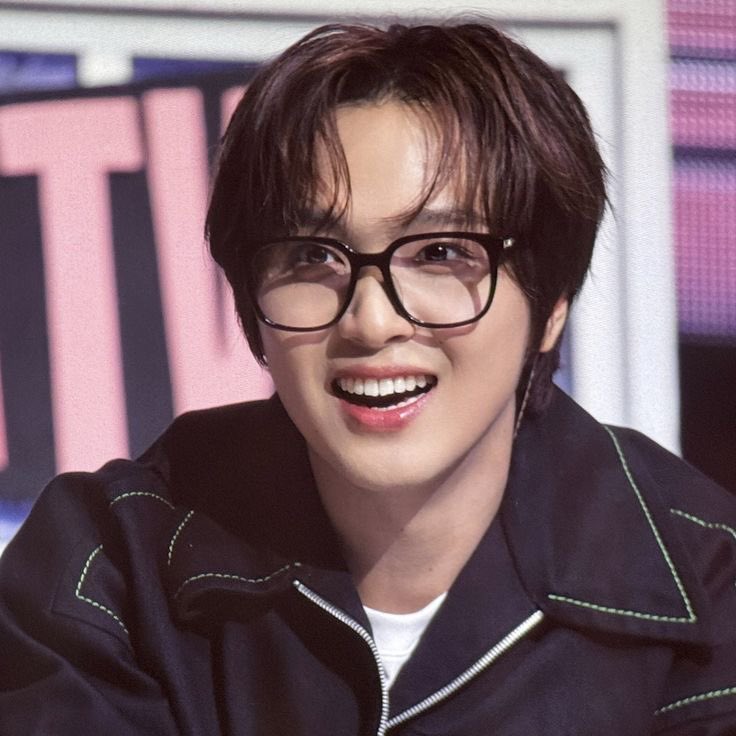 lovinghaech's tweet image. the many kinds of haechan smiles :D