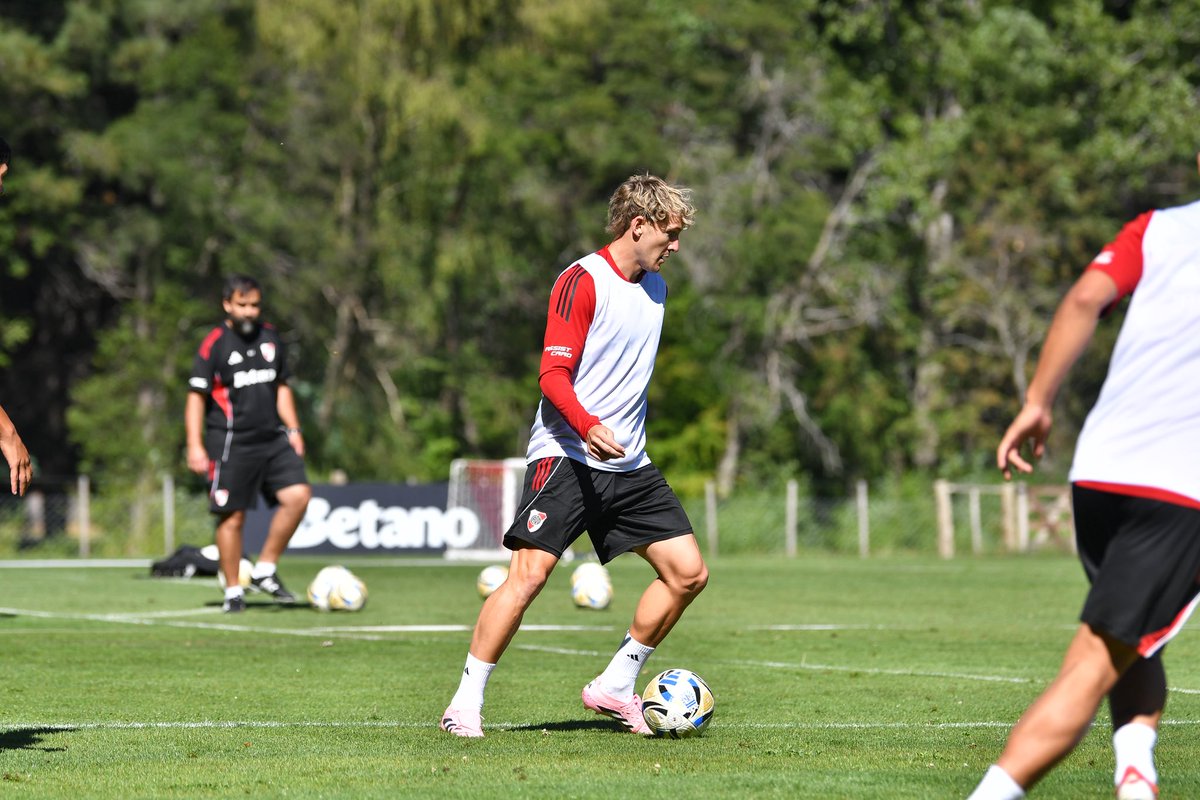 RiverPlate's tweet photo. ⚽️ Fútbol en el sur 🏔️📍

#River2026 https://t.co/70yjLP2AKh