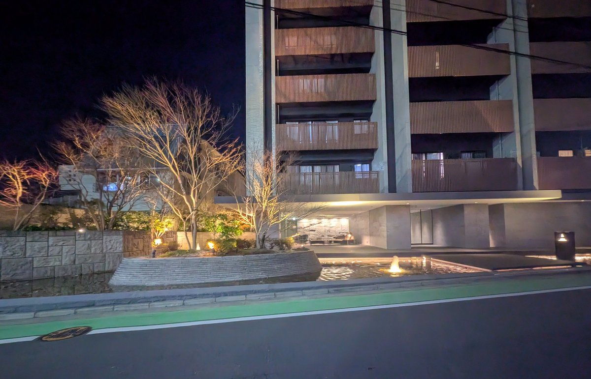 ajikko32's tweet photo. 「ごん(RJR)、お前だったのか。
九州の賃貸マンションの価値を(勝手に)上げていたのは…。」
ごん(RJR)は噴水を上げ続けながら、うなずきました。
#RJR
#JR九州
#福岡市中央区 https://t.co/sQ5rP5xSuM