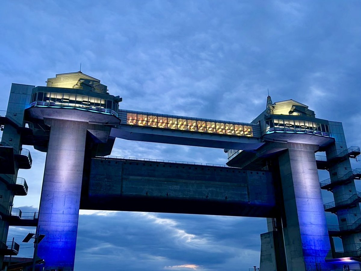 沼津港の大型展望水門“びゅうお”が、このたび日本夜景遺産に認定されました！✨

港町・沼津の景観と調和したライトアップや、展望スペースから望む夜景が評価され、全国の数ある夜景スポットの中から選出されました🥹

是非、夜の沼津港散策とあわせてご覧下さい！🙌🏻🤍