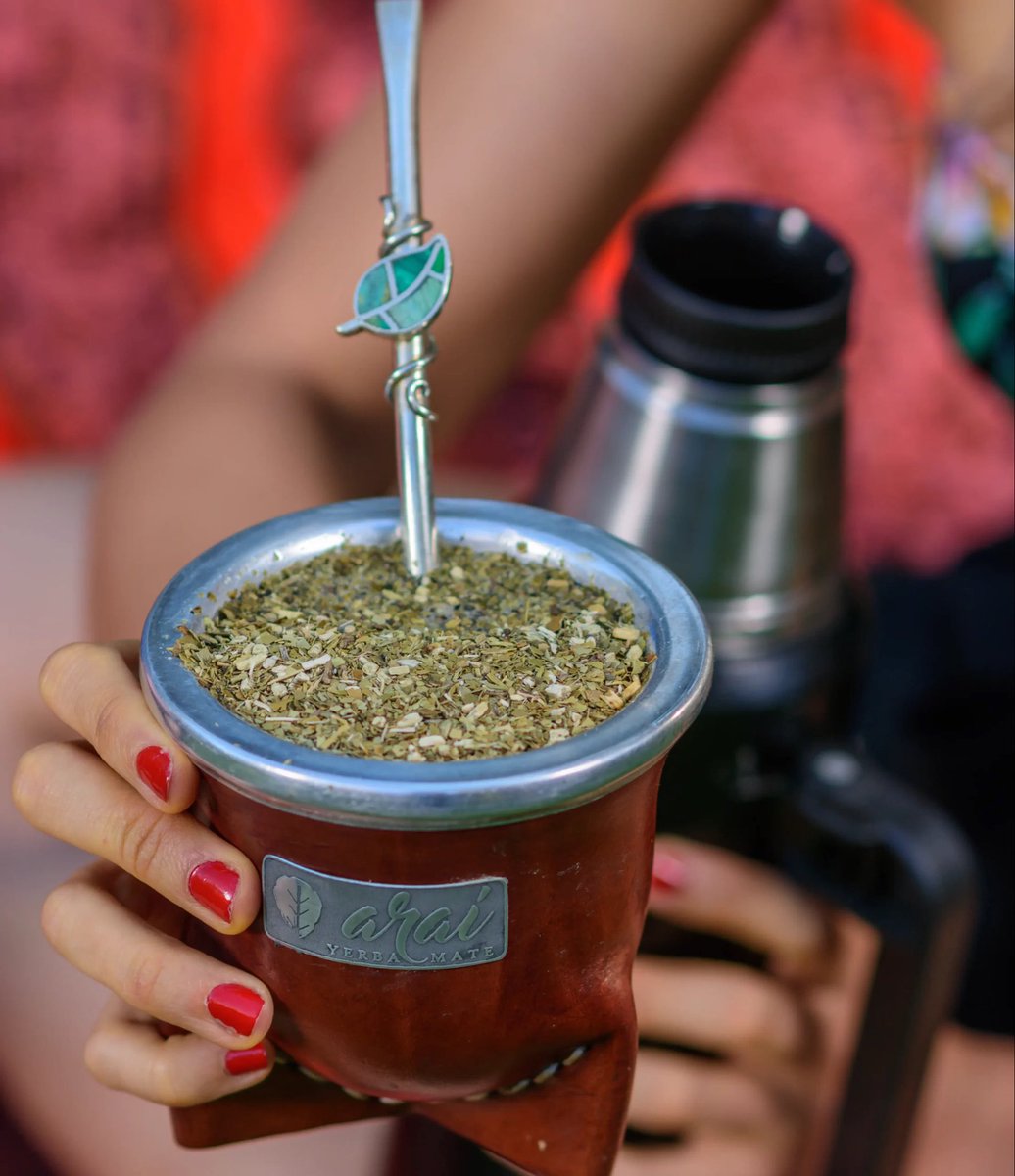 ArgenRanks's tweet image. 🧉 Estos son los países con mayor consumo de yerba mate per capita por año:

1.  🇺🇾 Uruguay – 8 kg 
2.  🇦🇷 Argentina – 6.5 kg
3.  🇧🇷 Brasil - 3,5 kg en la zona sur del país 
4.  🇵🇾 Paraguay – 3 kg
5.  🇸🇾 Siria – 2 kg 
6.  🇨🇱 Chile – 1 kg por persona/año 
7.  🇱🇧 Líbano – 0.5 kg