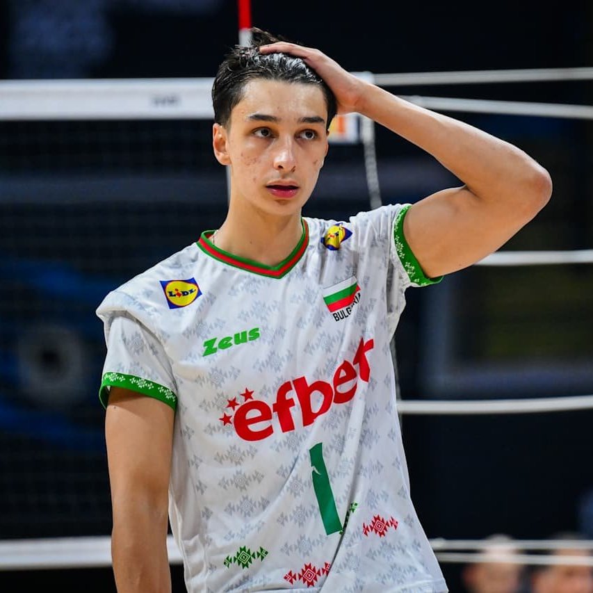 Temmzvolley's tweet photo. 🇧🇬Moni Nikolov'un babası Vladimir Nikolov oğlunun henüz 🇮🇹Lube ile sözleşme imzalamadığını söyledi

"Moni, Lokomotiv ile yola devam edip etmeyeceğini görüşmek için daha Şubat ayında masaya oturacak. Orada olağanüstü seviyede, harika şartlar var. Şartlar Lube'dekilerden daha iyi; organizasyon, işleyiş, seyahatler, konaklama... Her şey süper.

Onu oraya herhangi bir sportif direktör değil, bizzat koç Plamen Konstantinov aldı. Onun potansiyelini ilk o gördü, diğerleri onu sadece genç ve yetenekli biri olarak görüyordu. Moni'nin İtalya'dan 5 teklifi vardı; 3'ü ligin son sırasındaki takımlardan, 2'si ise üst düzey takımlardan yedek oyuncu olarak. Plamen, ona yaratıcılığını sergileyebileceği hazır bir takım vereceğini söyledi. Bu koşullar altında, hele bir de Plamen oradayken karar vermek çok kolay."

(Sportal BG)