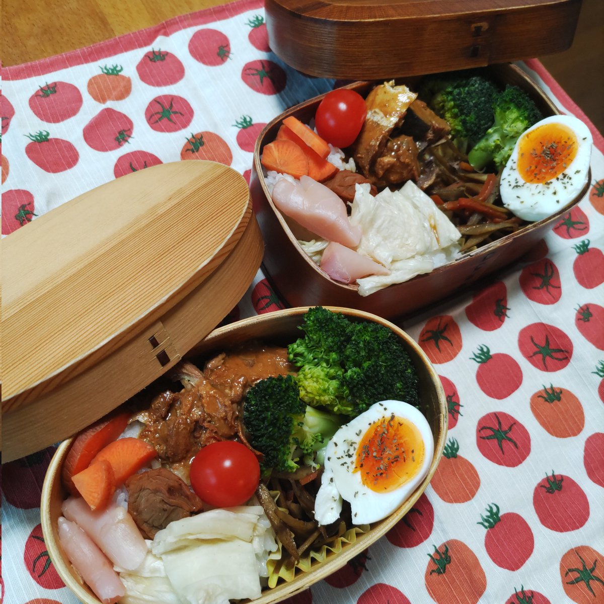 mayu2wind's tweet image. 今日の曲げわっぱお弁当は、鯖の味噌煮、ゆで卵、蒸しブロッコリー、きんぴらごぼう、ミニトマト、白菜の浅漬け、岩下の新生姜、人参の糠漬け、梅干し、白米。