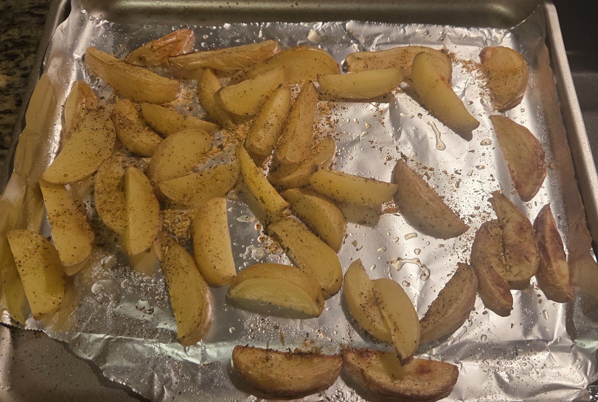 A12FLAMES's tweet image. Chefdeet has finally returned. Made charred halloumi + tomato sammies last night. Also made some roasted potatoes and ngl those potatoes were FLAMES, I couldn't stop eating them.
The sammies were good too.
