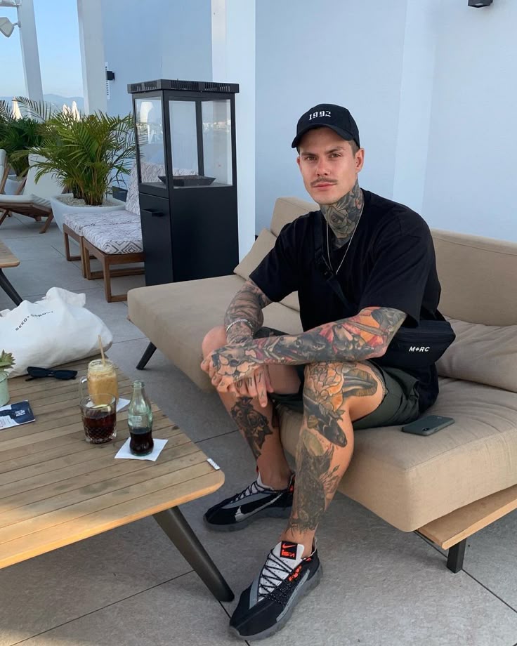 kingoffhell66's tweet image. Get to know me. 2026  
⠀ 
⠀ —⠀ Name : Lúcifer Samael Morningstar 
⠀ —⠀ Height : 1,99cm
⠀ —⠀ Sign : Leão 
⠀ —⠀ Age : 43 anos
⠀ —⠀ Status : Xx
⠀ —⠀ Fav Season : Inverno 
⠀ —⠀ Fav Color : Preto