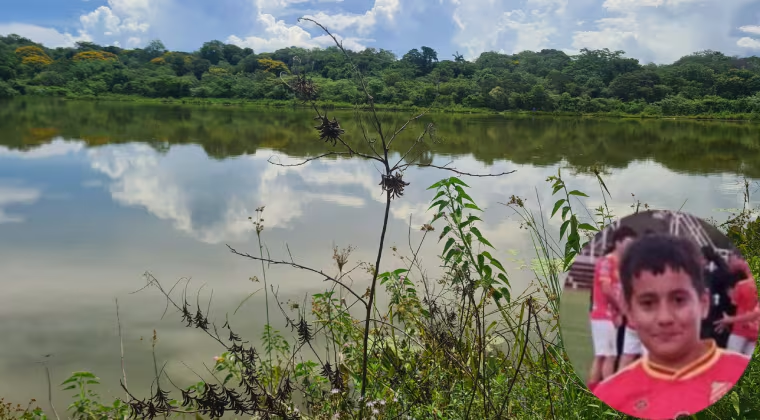 delpynews's tweet photo. ▶️IMPUTAN A JÓVENES TRAS MUERTE DE NIÑO EN VILLARRICA | 🚨⚖️ 

Dos jóvenes de 15 y 18 años fueron imputados por no pedir ayuda tras ver morir ahogado a su amigo Derlis Damián (12) en una laguna.

👉 Habrían intentado sacarlo, fallaron y se fueron sin avisar a nadie.

📌 El cuerpo fue hallado al día siguiente.

🔴El adolescente mayor de edad fue identificado como José Ezequiel Meaurio González. En el lugar también se encontraba un niño de 13 años y por su edad quedó fuera del proceso penal.

📄Unicanal (Web)