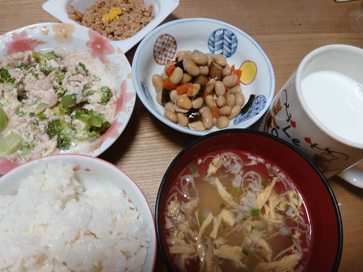 朝食　白飯、生姜スープ、ブロッコリーとツナのマヨネーズ和え、五目豆、納豆、牛乳