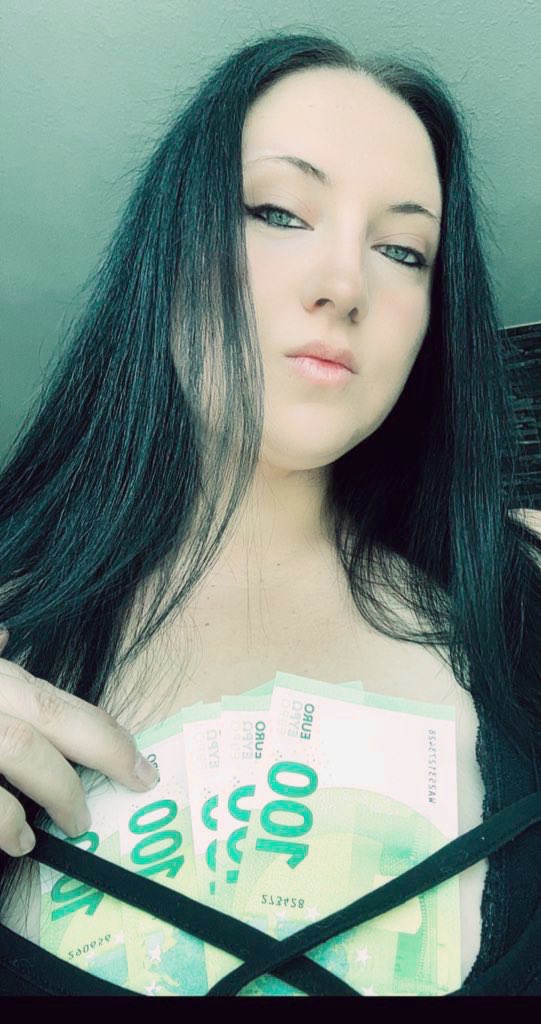 Du kannst mir sowieso nicht entkommen 😌 
Es gibt keinen Ausweg für dich, ich bin immer in deinem Kopf 🔥
Öffne dein Konto und spreizt die Beinchen 😌

#findom