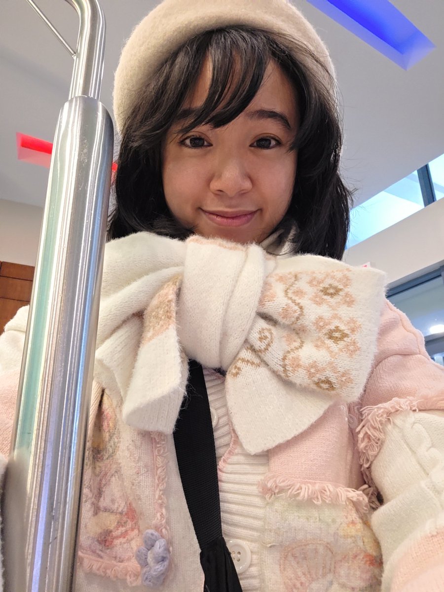 feebeechanchibi's tweet image. Bows are truly the best 🎀 My new favorite way to tie a scarf!