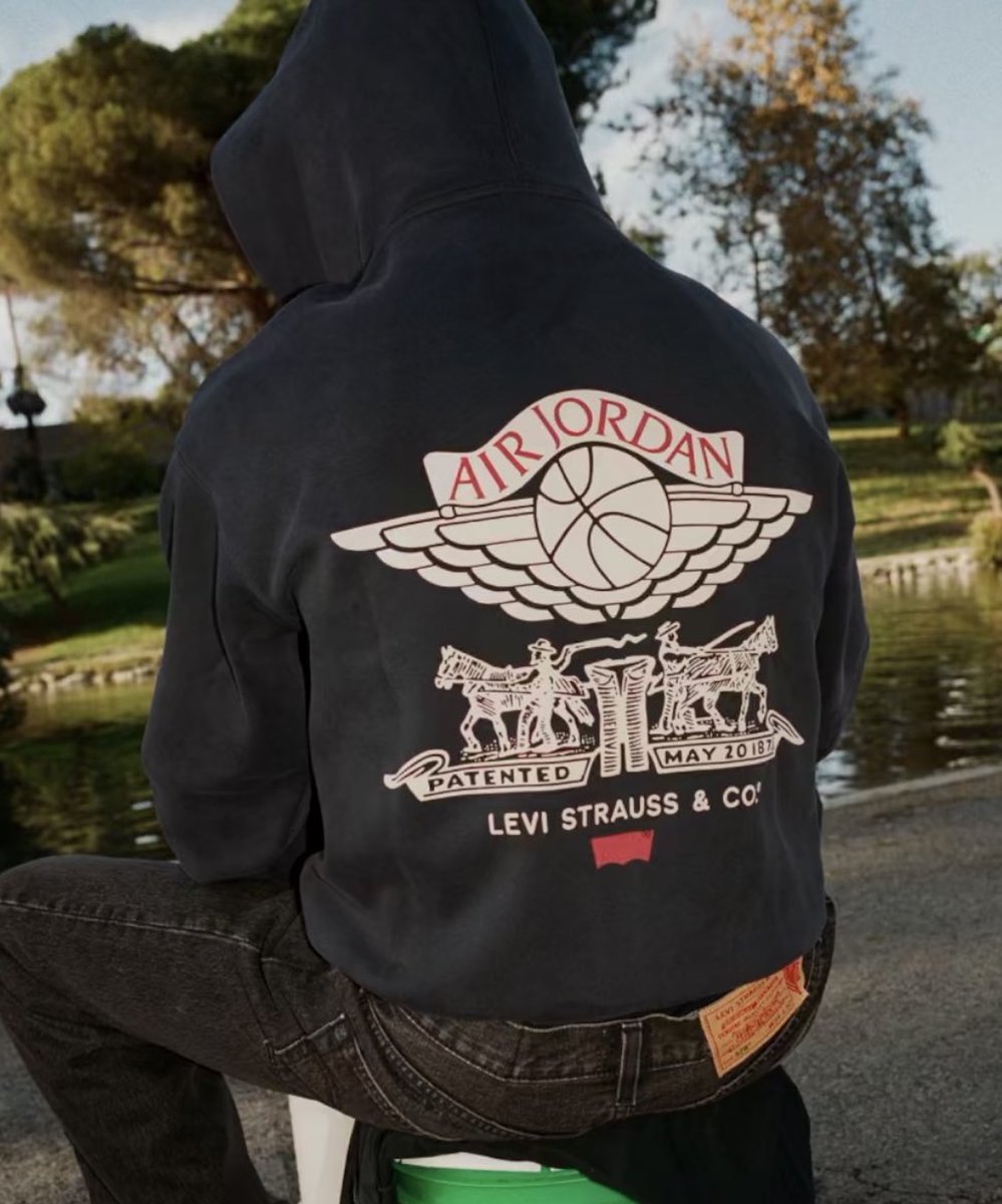 ModernNotoriety's tweet photo. Levi's x Jordan 3 and hoodie 👀 https://t.co/NgTkbVMx0f