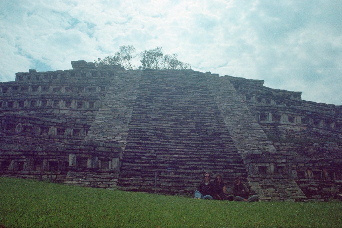 Nunca debí abandonar la foto análoga. Miren la naturaleza de Cuetzalan en 35mm. El rollo estaba velado, una disculpita, pero quedó cool.