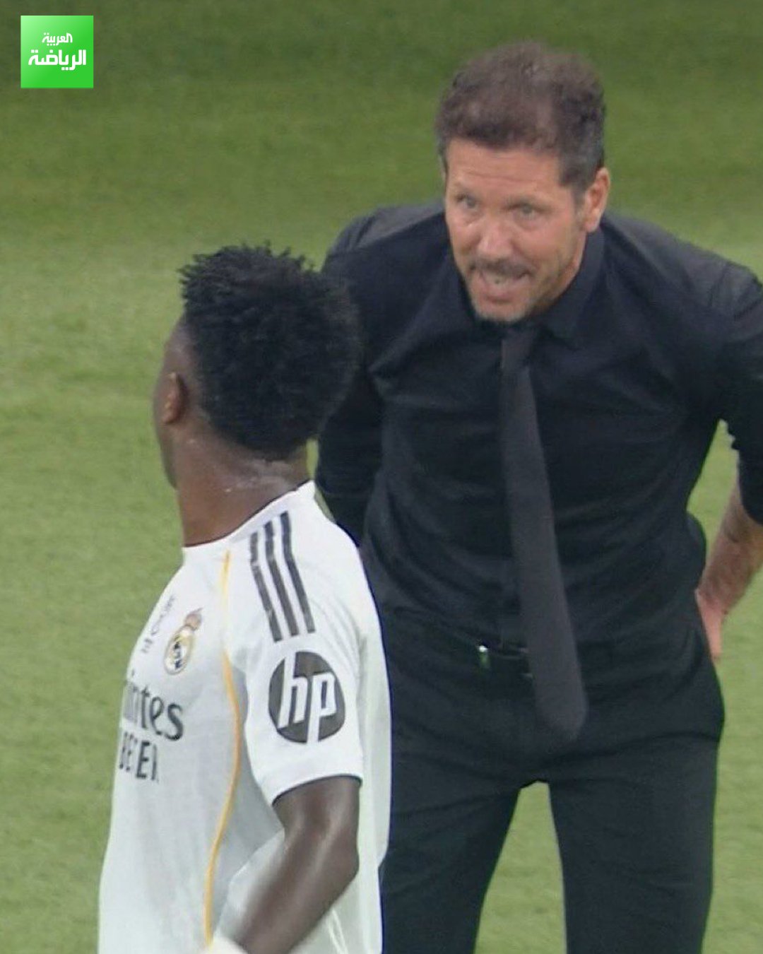 "فلورنتينو بيريز سيطردك، تذكر ما أقوله لك". صحيفة "آس" الإسبانية كشفت تفاصيل ما قاله دييغو سيميوني لفينيسيوس أثناء مباراة ديربي مدريد 