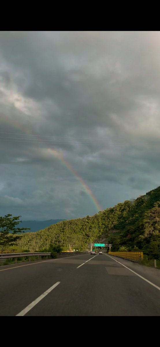 MaraSabogal2's tweet photo. Hace un año te abracé sin saber que sería la última vez. Con lágrimas en los ojos te prometí vernos en las próximas vacaciones… Pero la vida tenía otros planes. Quedaron abrazos sin dar, sonrisas sin compartir, momentos que se quedaron en el aire. Pero siempre estarás aquí! 🤍🪽 https://t.co/to5W20Cy9u
