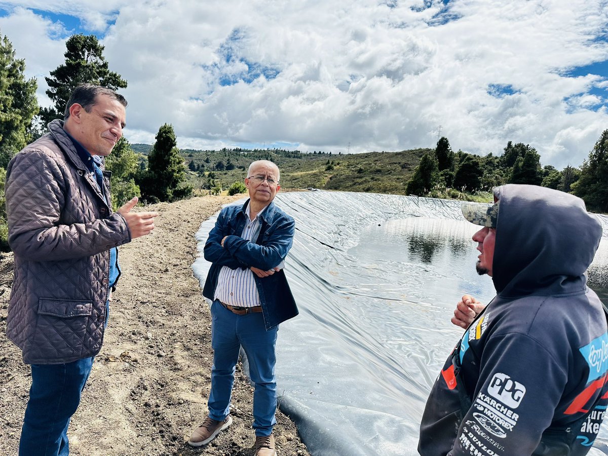 Agricultura_CZ7's tweet photo. #Loja | Verificamos  el avance de los Sistemas de riego para la Comuna Potrerillos, del cantón #Saraguro proyecto que beneficia a 68 familias y permite la tecnificación de 53,34 hectáreas, fortaleciendo la producción agrícola local.
#ElNuevoEcuadorImpulsa 💦 👨‍🌾💦 https://t.co/FhnzlMI3qh