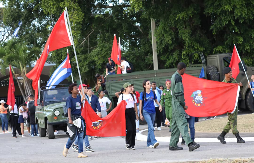 Vuelve a entrar triunfante a La Habana la Caravana de la libertad.

#67AñosEnRevoluciòn 
#100AñosConFidel