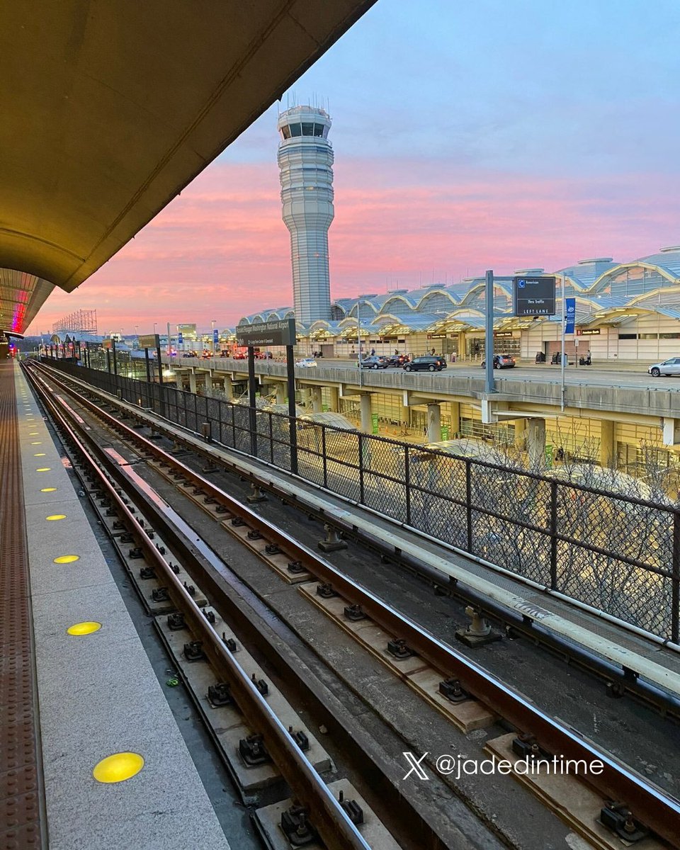 Reagan_Airport's tweet image. Cotton candy skies 😍🚇