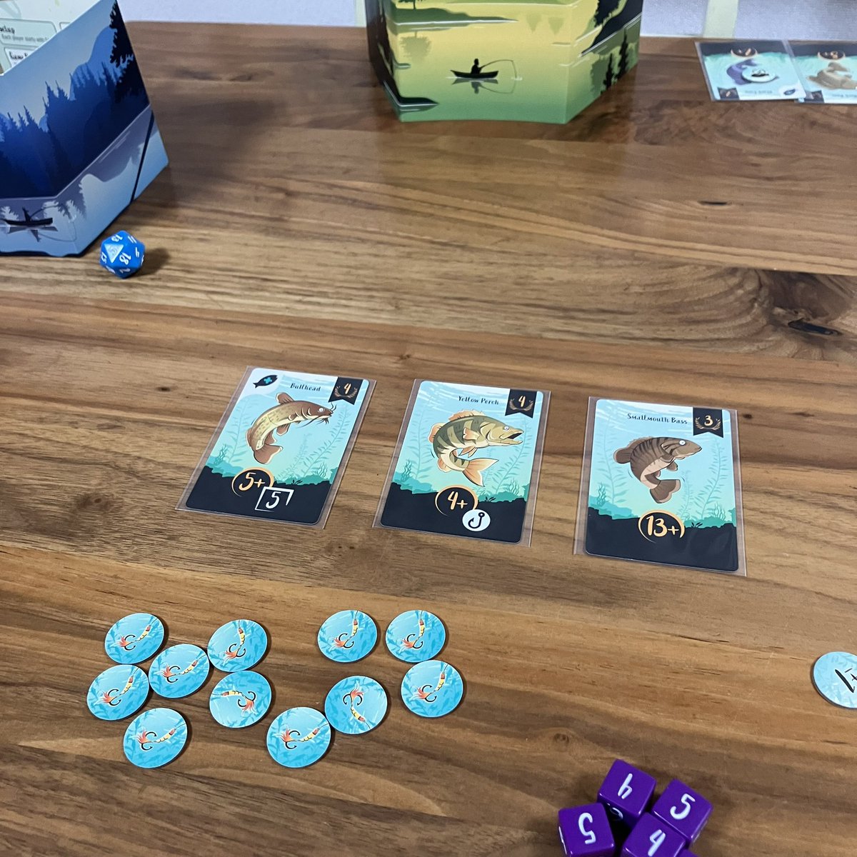 nusfrog's tweet image. 釣り針を垂らして魚との駆け引き🎣
『ルアー』

家族３人で湖畔の釣り大会。ヌースとヌースJr.がバスやナマズに翻弄される中、嫁様が半端なく怒涛の10匹釣り上げっ🐟ダイス数のチョイスとルアーの活用、あとはダイスを転がす時の気合い🔥嫁様に釣りキチ三平の魂が宿ってた🤣