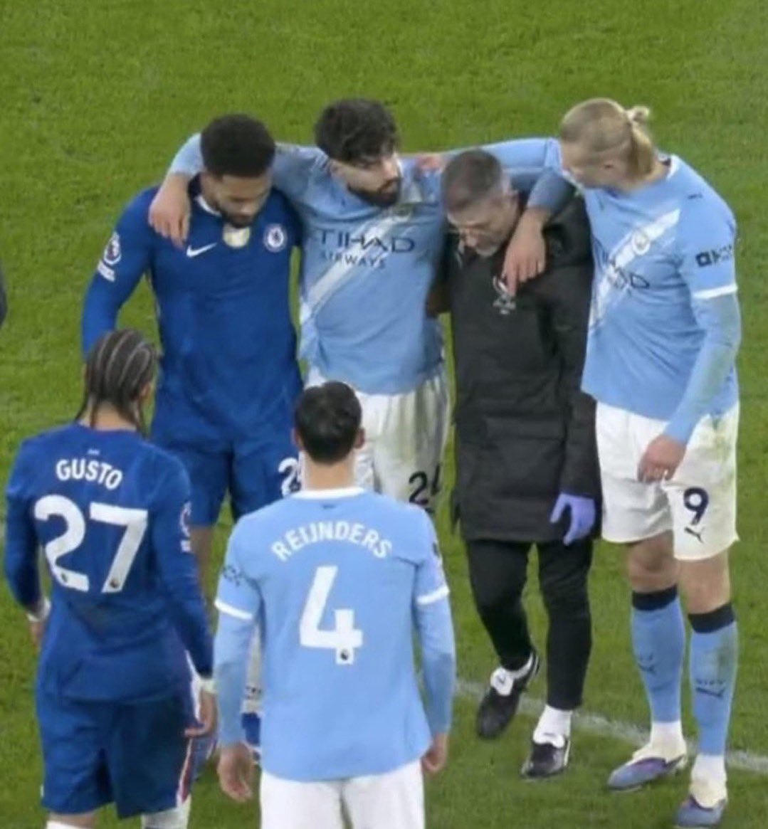 Tunnykvng's tweet image. Reece James helped an injured Gvardiol off the pitch. Martinelli pushed an injured Bradley off the pitch.

The difference between Chelsea and Arsenal is as clear as day.