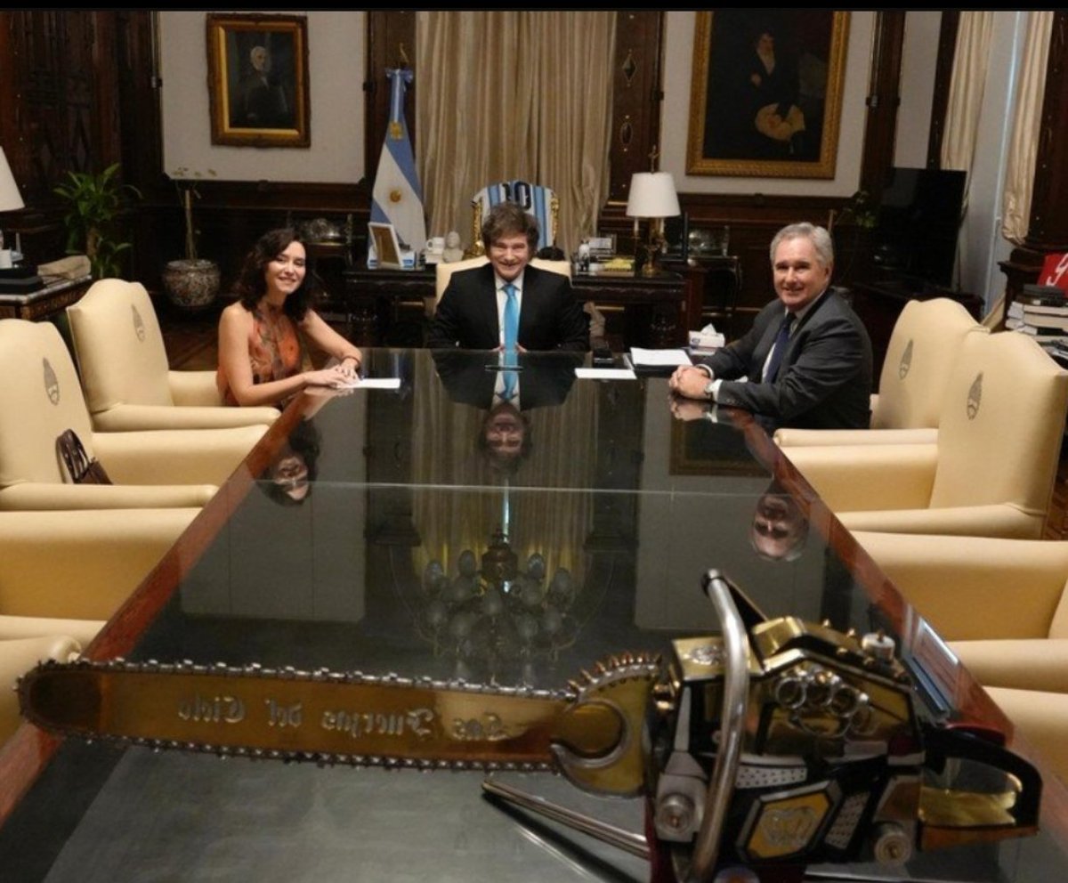 Hoy, Ayuso ha posado junto al ultraderechista Milei con la motosierra de los recortes. A la vez que hoy Ayuso ha suspendido las ayudas para que 250 científicos trabajen en sus tesis con un salario en Madrid.