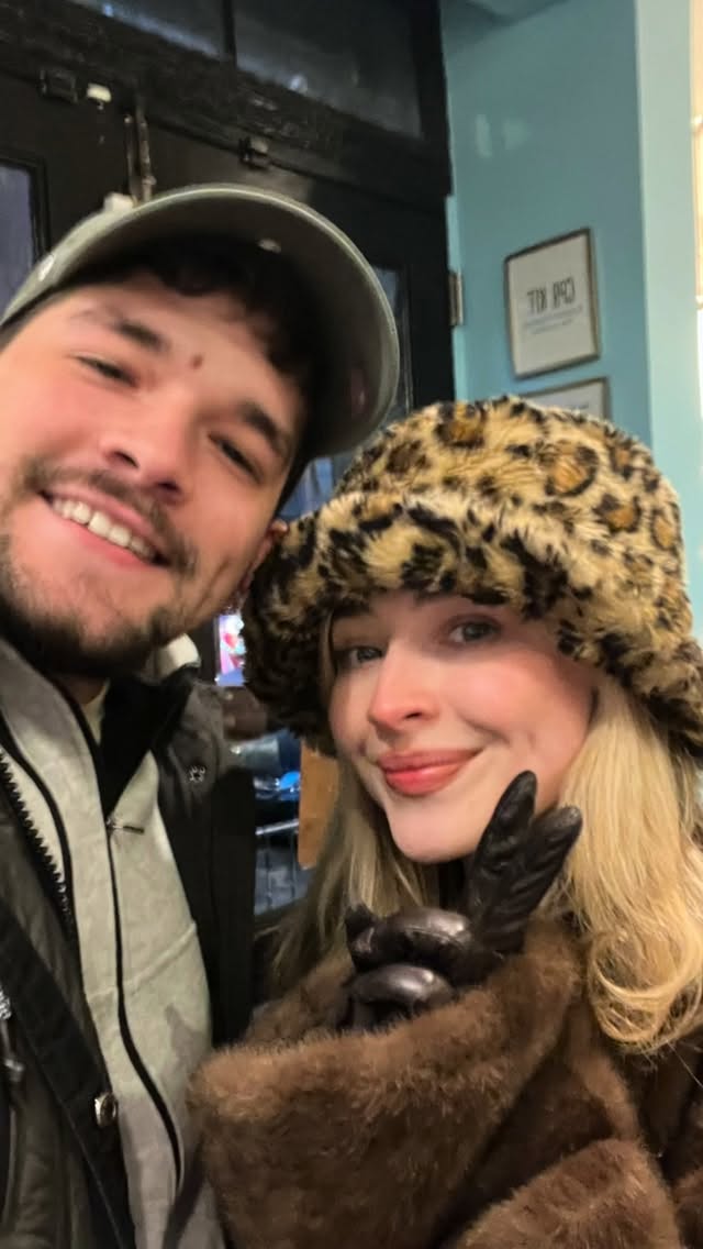 SCANews_'s tweet image. 📸| Sabrina Carpenter with fans today in New York