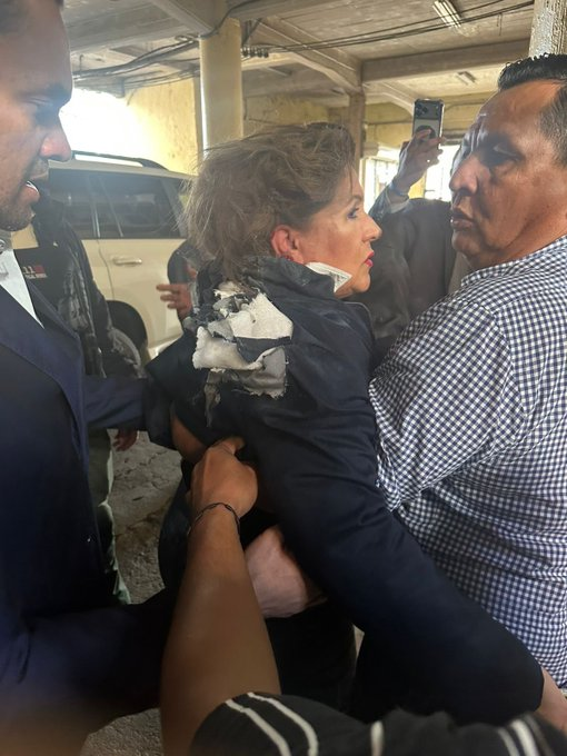 TatoCastroHn's tweet photo. Condenamos el ataque a la HD @GladisDiputada . Es inaceptable que desde la presidencia del @Congreso_HND , @Lredondo incite al odio y a los colectivos de Libre contra los colegas. Bien dicen que "la cag@ a la entrada y a la salida". Mi solidaridad con ella. ¡Basta de violencia política!