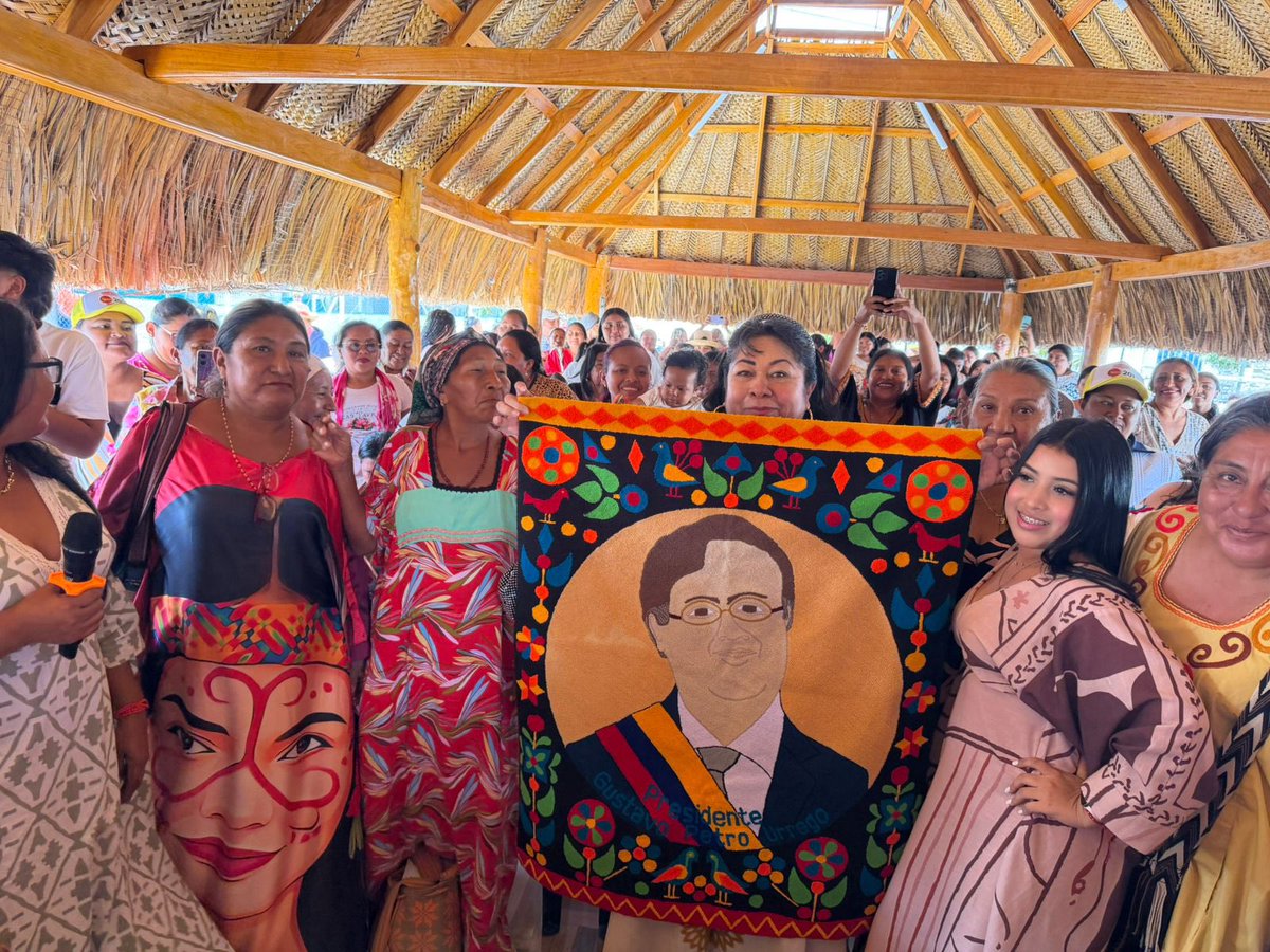 ¡Hermoso! En nuestra visita a Maicao mujeres artesanas wayuu tejieron con sus manos y pensamientos bonitos a nuestro Presidente <a href="/petrogustavo/">Gustavo Petro</a>. El pueblo está unido y convencido. 

Seremos mayoría en el Congreso y haremos las reformas que este país necesita.