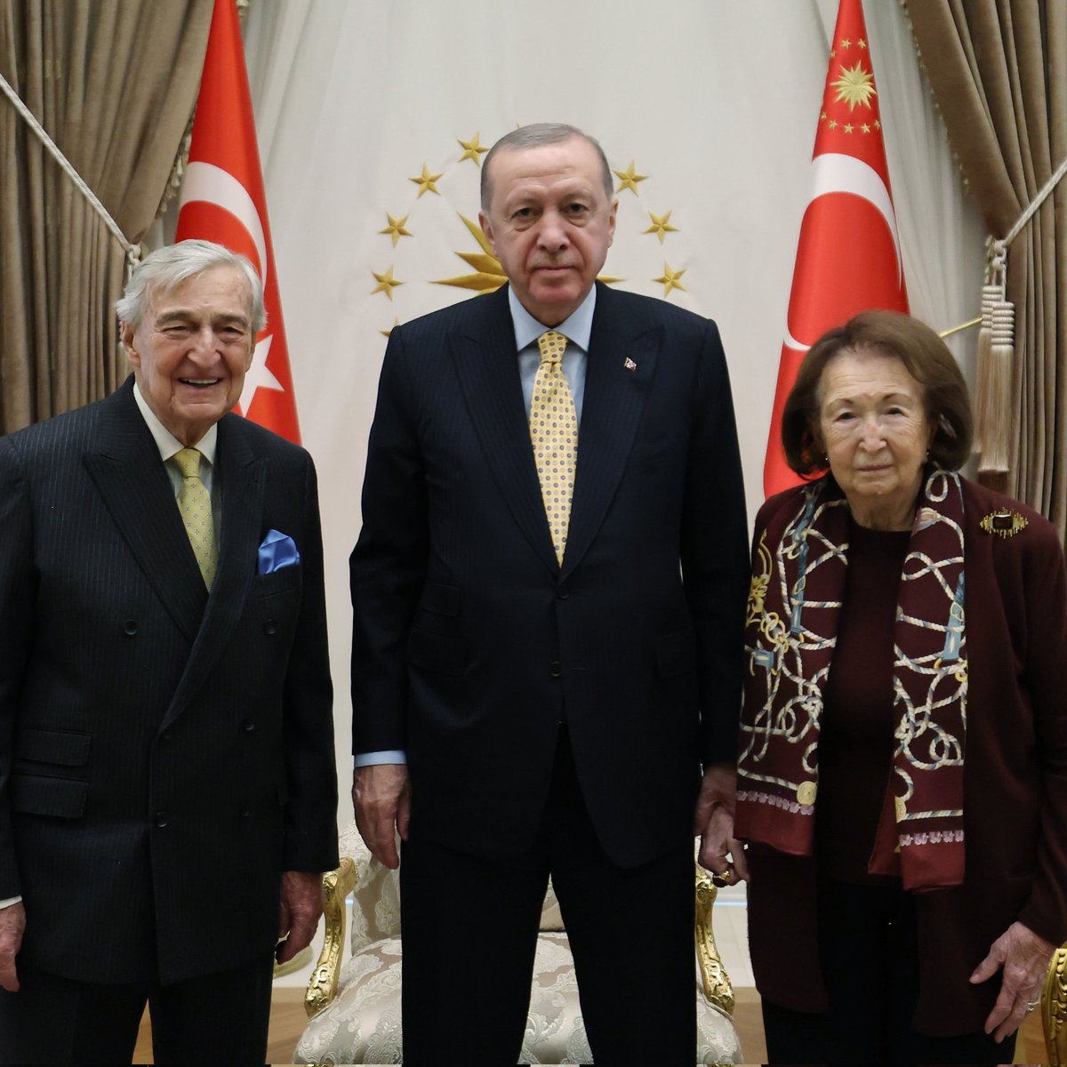 Şeytanin avukati filmini izlemeyen varsa mutlaka izlesin...
Bir de...
Rejim degisikliginin tescilli belgesi bu..
Kemalislar salak salak f...ö diye havlamaya devam etsin...