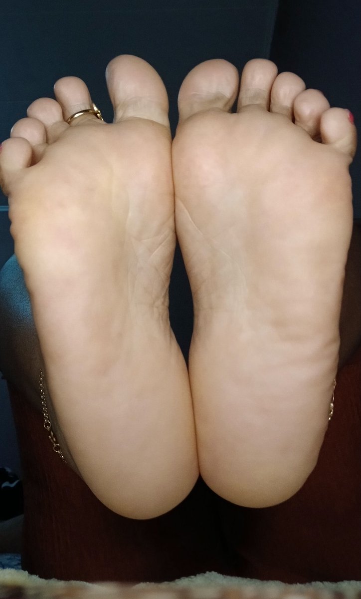 GoddessShinzo's tweet photo. Soft soles, sweet New Year 🥳
#footfetish #feetpicforsale #footworkship https://t.co/S4jAW4JuDD