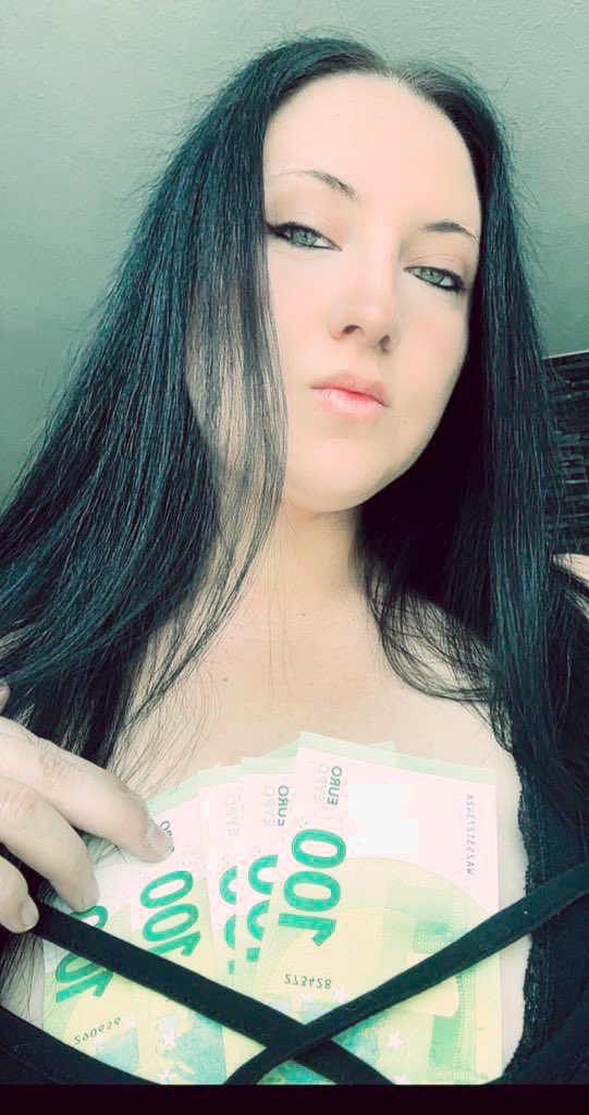Du kannst mir sowieso nicht entkommen 😌 
Es gibt keinen Ausweg für dich, ich bin immer in deinem Kopf 🔥
Öffne dein Konto und spreizt die Beinchen 😌

#findom