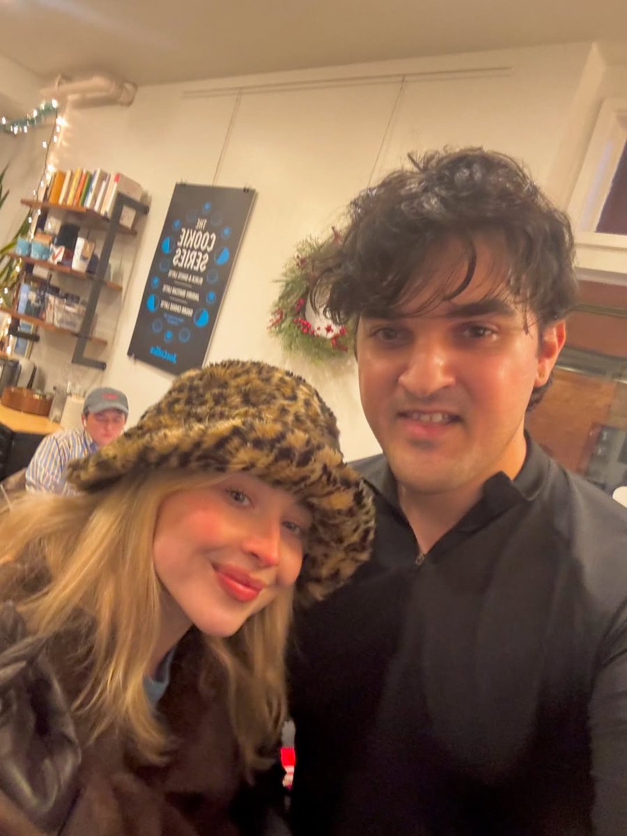 SCANews_'s tweet image. 📸| Sabrina Carpenter with fans today in New York