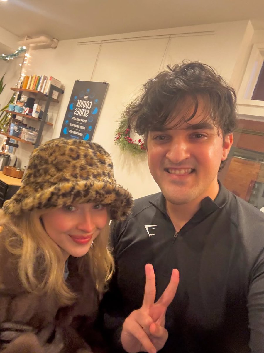 SCANews_'s tweet image. 📸| Sabrina Carpenter with fans today in New York