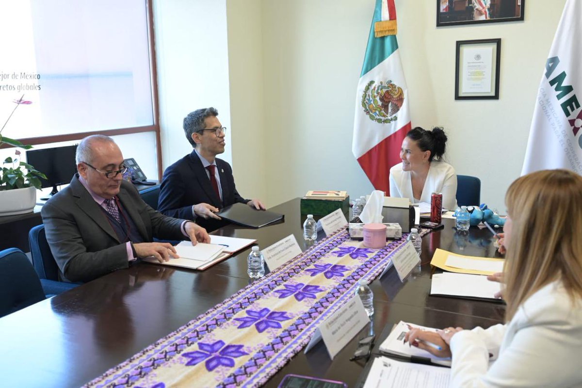 AMEXCID's tweet photo. La directora ejecutiva de la #AMEXCID, @AlejandraDMV, se reunió con el Embajador de México en Alemania @EmbaMexAle, @PacoQuiroga, para dar seguimiento a una agenda bilateral centrada en medio ambiente🌊🌱, biodiversidad 🐳🐅, transición energética🕯️💡, educación dual 👩🏻‍🏫🎓y buen gobierno 👩🏻‍⚖️.

Durante el encuentro se destacó la confianza de Alemania en México 🇲🇽🫱🏻‍🫲🏾🇩🇪, reflejada en la aprobación de recursos para proyectos de cooperación técnica y financiera que impulsan acciones concretas en clima, bienes naturales, formación profesional y fortalecimiento institucional.

Del Moral Vela subrayó la relevancia de la cooperación triangular ♻️como un eje estratégico de la relación, ampliando el impacto regional y reafirmando el compromiso de la #AMEXCID de seguir impulsando iniciativas innovadoras y corresponsables en línea con las prioridades nacionales.