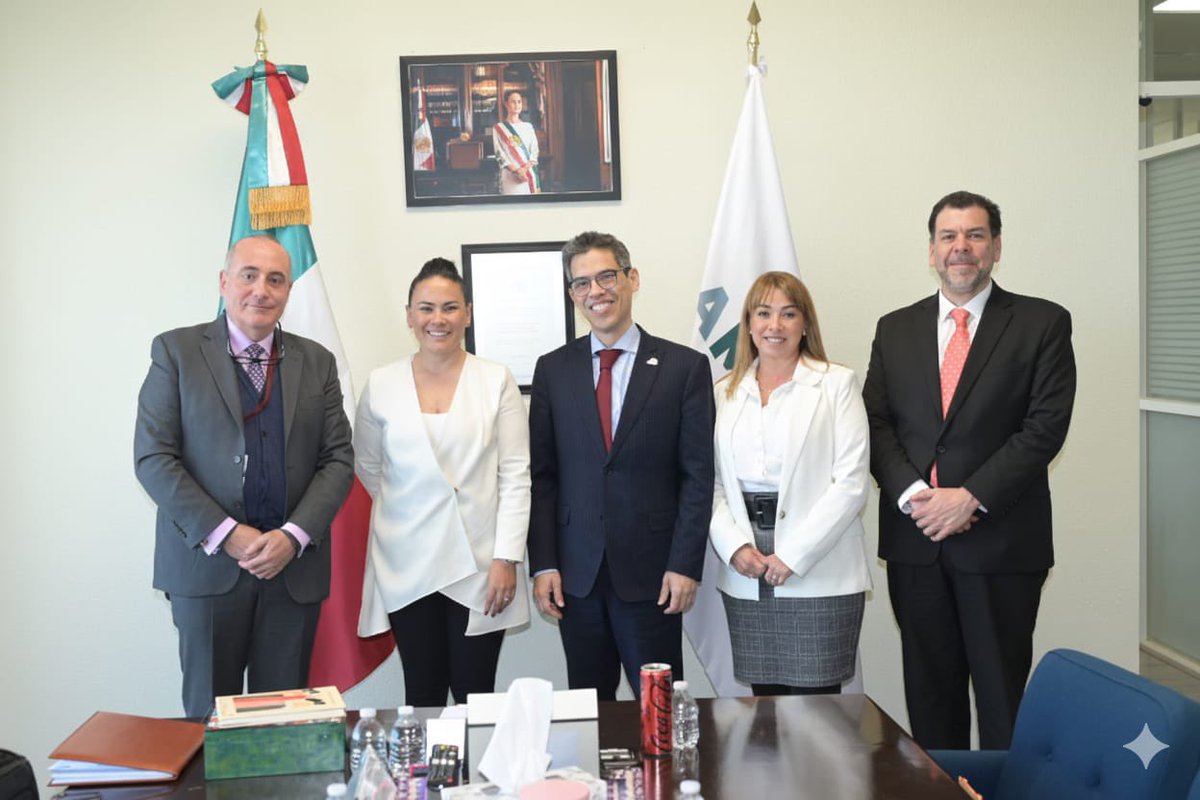 AMEXCID's tweet photo. La directora ejecutiva de la #AMEXCID, @AlejandraDMV, se reunió con el Embajador de México en Alemania @EmbaMexAle, @PacoQuiroga, para dar seguimiento a una agenda bilateral centrada en medio ambiente🌊🌱, biodiversidad 🐳🐅, transición energética🕯️💡, educación dual 👩🏻‍🏫🎓y buen gobierno 👩🏻‍⚖️.

Durante el encuentro se destacó la confianza de Alemania en México 🇲🇽🫱🏻‍🫲🏾🇩🇪, reflejada en la aprobación de recursos para proyectos de cooperación técnica y financiera que impulsan acciones concretas en clima, bienes naturales, formación profesional y fortalecimiento institucional.

Del Moral Vela subrayó la relevancia de la cooperación triangular ♻️como un eje estratégico de la relación, ampliando el impacto regional y reafirmando el compromiso de la #AMEXCID de seguir impulsando iniciativas innovadoras y corresponsables en línea con las prioridades nacionales.
