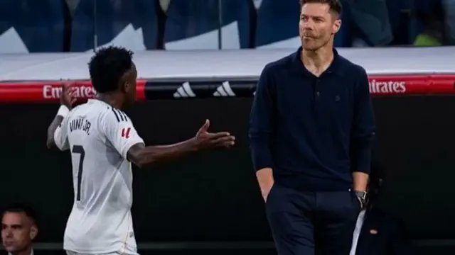 Vinicius lleva faltando al respeto desde que llegó a España a rivales, aficiones, árbitros incluso a su propio entrenador. Ahora nos toca disfrutar con los pitos de su propia afición. "Te va a echar Florentino".