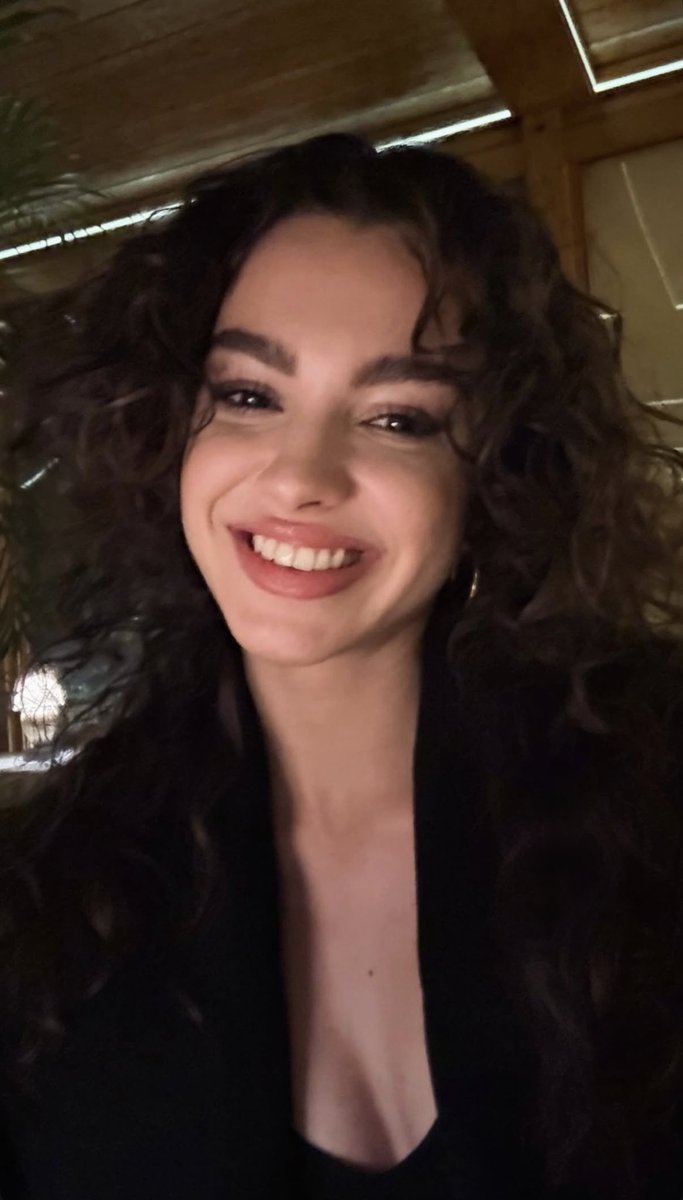 mycapella01's tweet photo. es tan bonita 💞

#SuBurcuYazgıCoşkun https://t.co/0nbQ8Ikagj