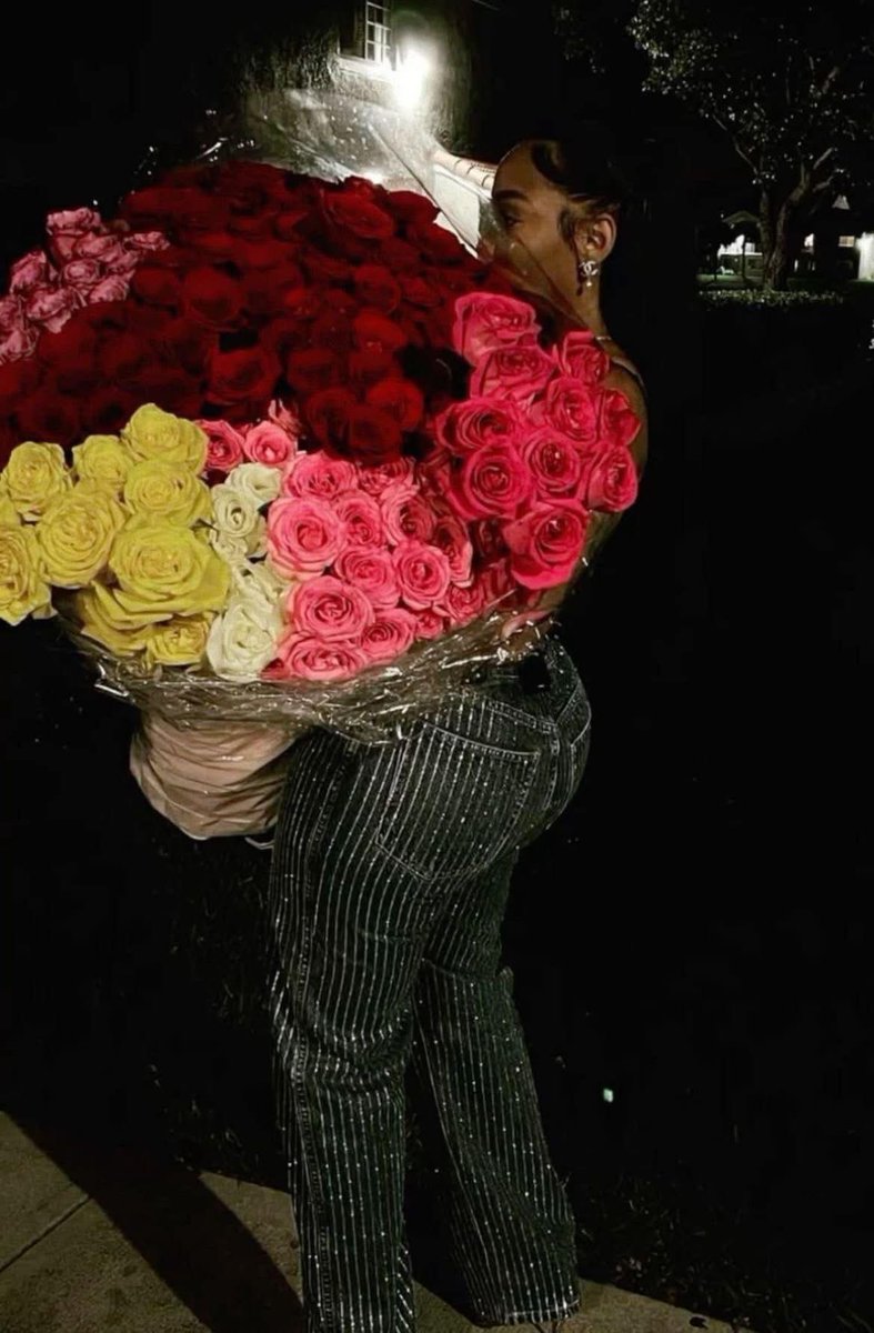 layxsnv's tweet image. As a girl Getting flowers unexpectedly make you feel so good 😩😍