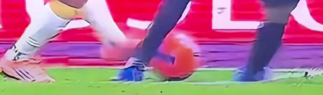 Bartesaghi pianta la gamba e poi quello del genoa gli tira una tacchettata a Bartesaghi 

Risultato finale : Rigore per il Genoa