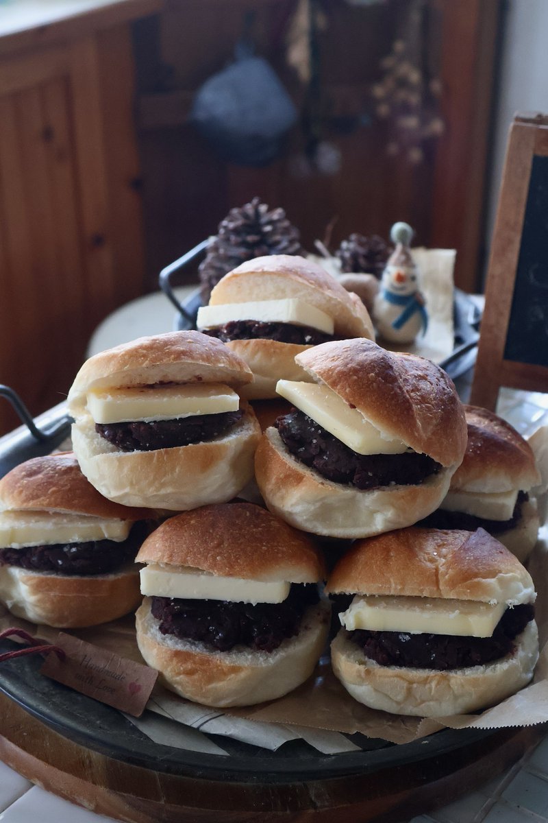 友達から頂いた十勝産小豆炊いて餡子にして、パン焼いて、あんバターサンドやで🧈