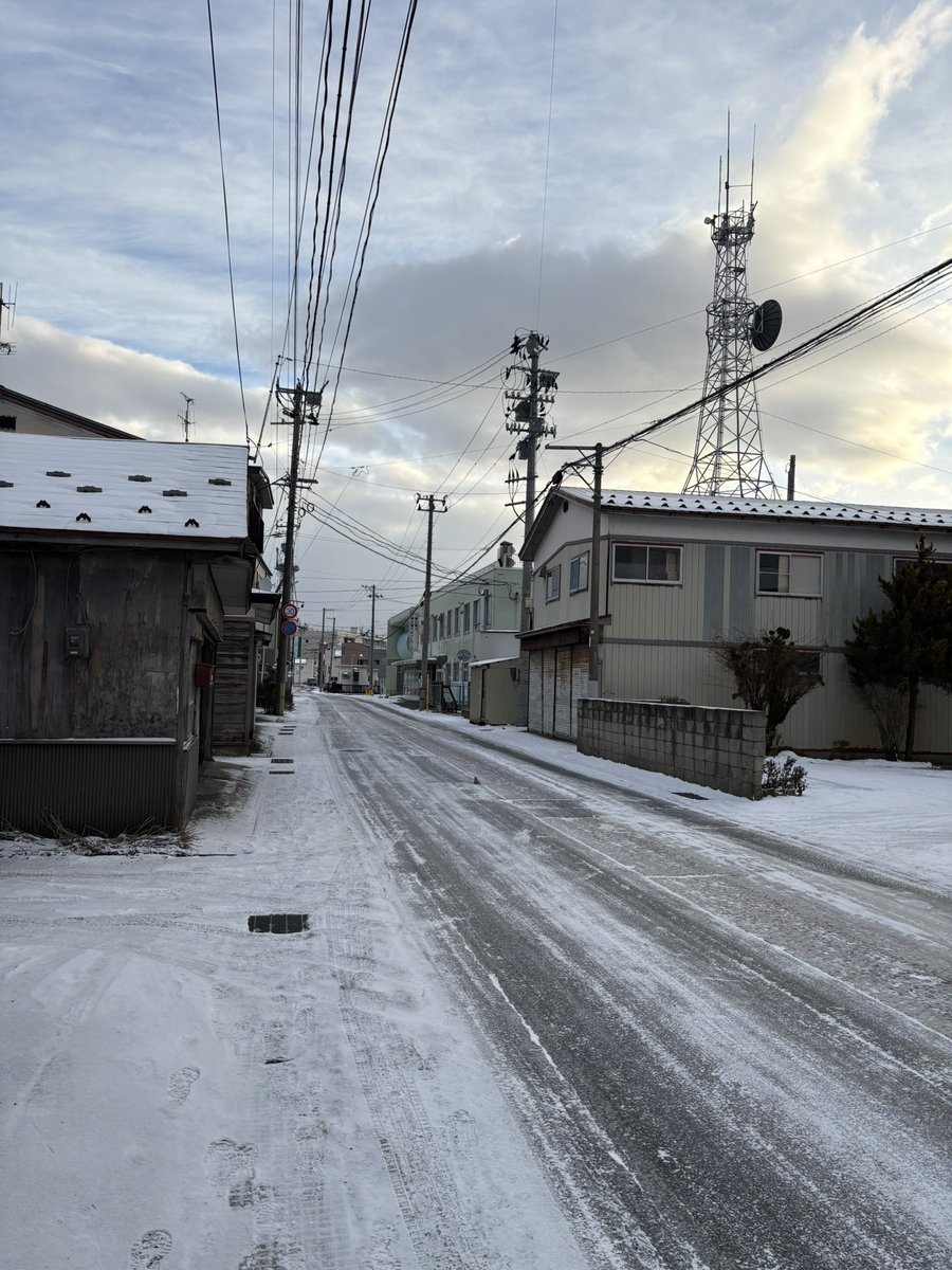 reinishikerry's tweet image. おはようございます😊
今朝のお店前
明日の営業のために朝から仕込み中です。
風も結構強くて体感温度はもっと低く感じます🥶
昨日はお友達と今年初menouさん
#むつ市
#蓮パン工房
#menou