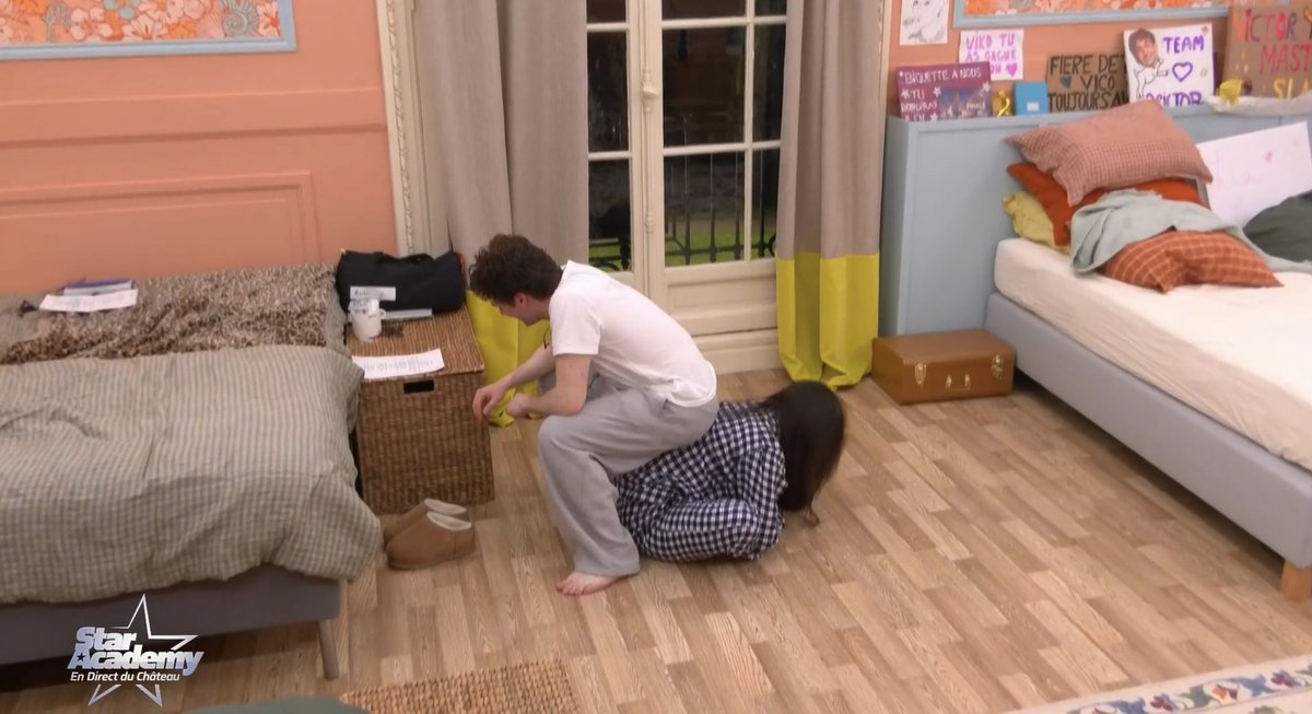 on tient les images de la soirée c’est du lourd, ne demandez pas d’explications 😭😭😭 #StarAcademyLeLive